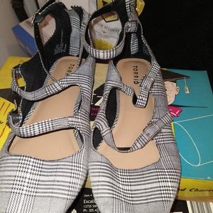 Pointed toe torrid flats